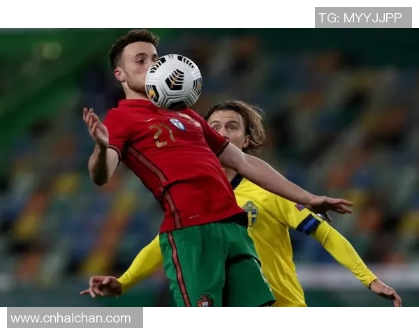 足球球星精妙停球动作解析展现技术与智慧的完美结合